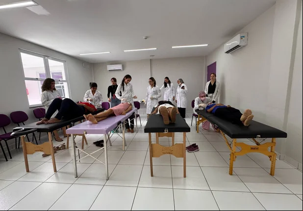 Estudantes de biomedicina com mulheres atendidas pelo órgão