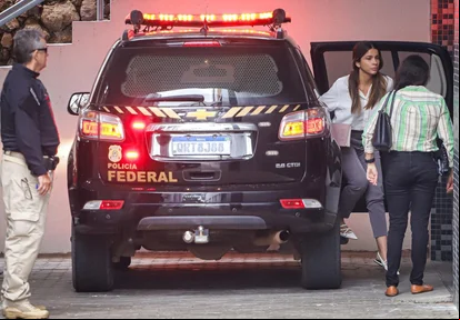 Vereadora Tatiana Medeiros sendo conduzida pela Polícia Federal