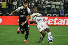 Corinthians marca no final e avança na Copa do Brasil