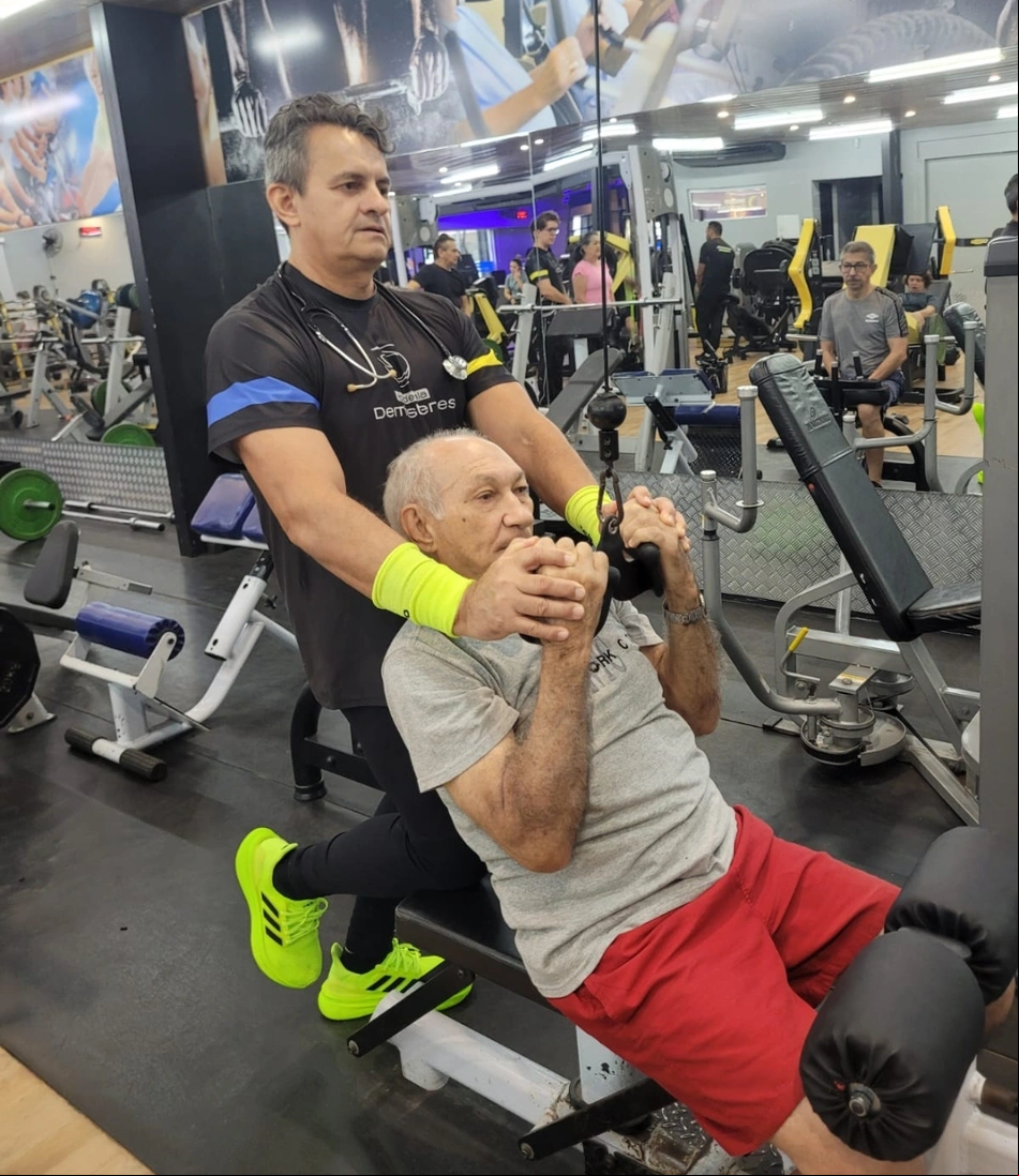 Dr. Elias Barbosa (83 anos) faz musculação regularmente para melhorar sua saúde geral