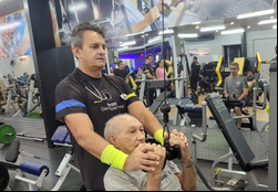 Dr. Elias Barbosa (83 anos) faz musculação regularmente para melhorar sua saúde geral