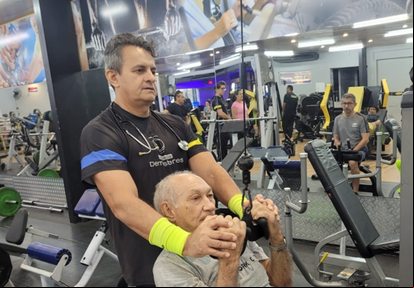 Dr. Elias Barbosa (83 anos) faz musculação regularmente para melhorar sua saúde geral