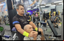 Dr. Elias Barbosa (83 anos) faz musculação regularmente para melhorar sua saúde geral