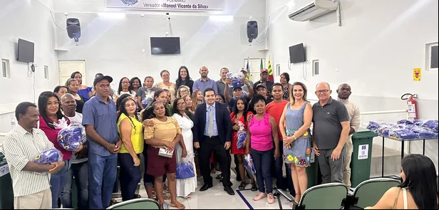 Entrega de uniformes para os trabalhadores da limpeza em São Raimundo Nonato