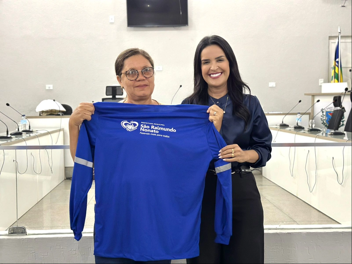 Entrega de uniformes por parte da secretária de Assistência Social e primeira-dama Talita Ribeiro