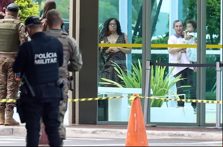 Homem suspeito de tentar explodir bomba com criança no colo