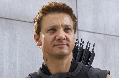 Jeremy Renner como Gavião Arqueiro