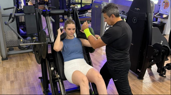 Lara Formiga treina com a supervisão do professor Demóstenes