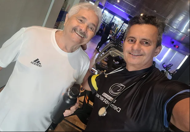 O senhor Elmano Férrer treina musculação terapêutica com o professor Demóstenes Ribeiro