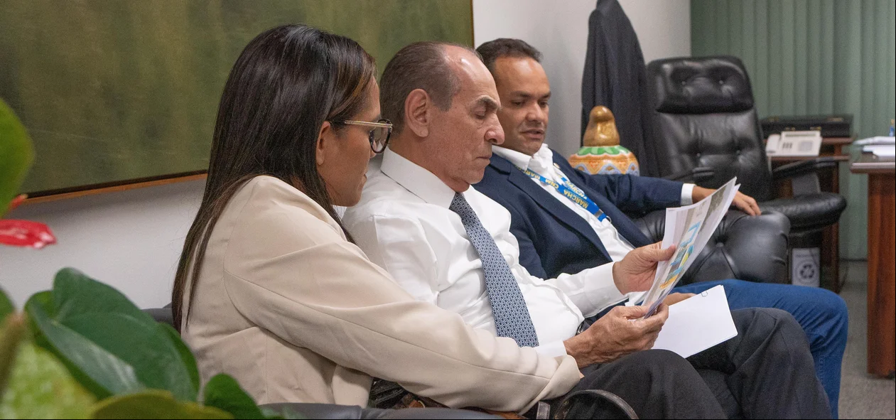 Prefeito e deputado discutindo investimentos em José de Freitas