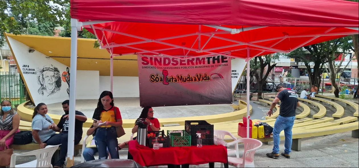 Trabalhadores se reuniram na Praça da Bandeira