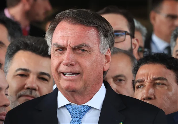 Jair Bolsonaro rodeado de apoiadores