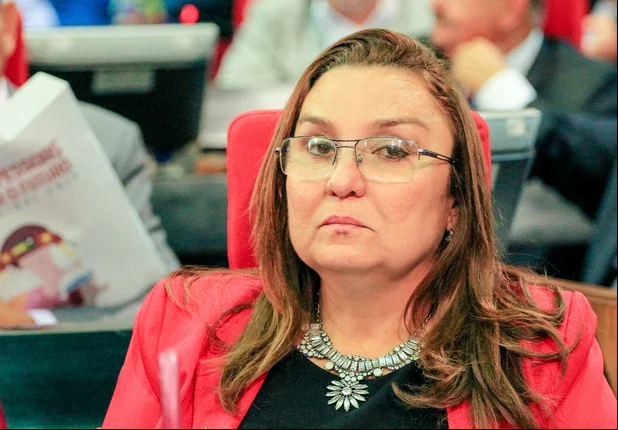 Deputada Flora Izabel