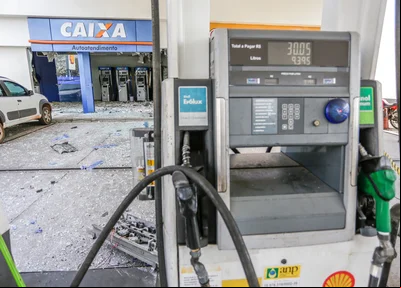 Estilhaços atingiram a bomba de combustível do posto