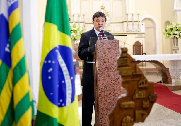 Wellington Dias participa em Teresina de missa pelo Dia do Piauí