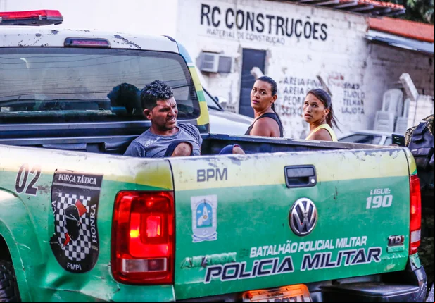 Polícia estoura boca de fumo e prende homem no bairro Mafrense