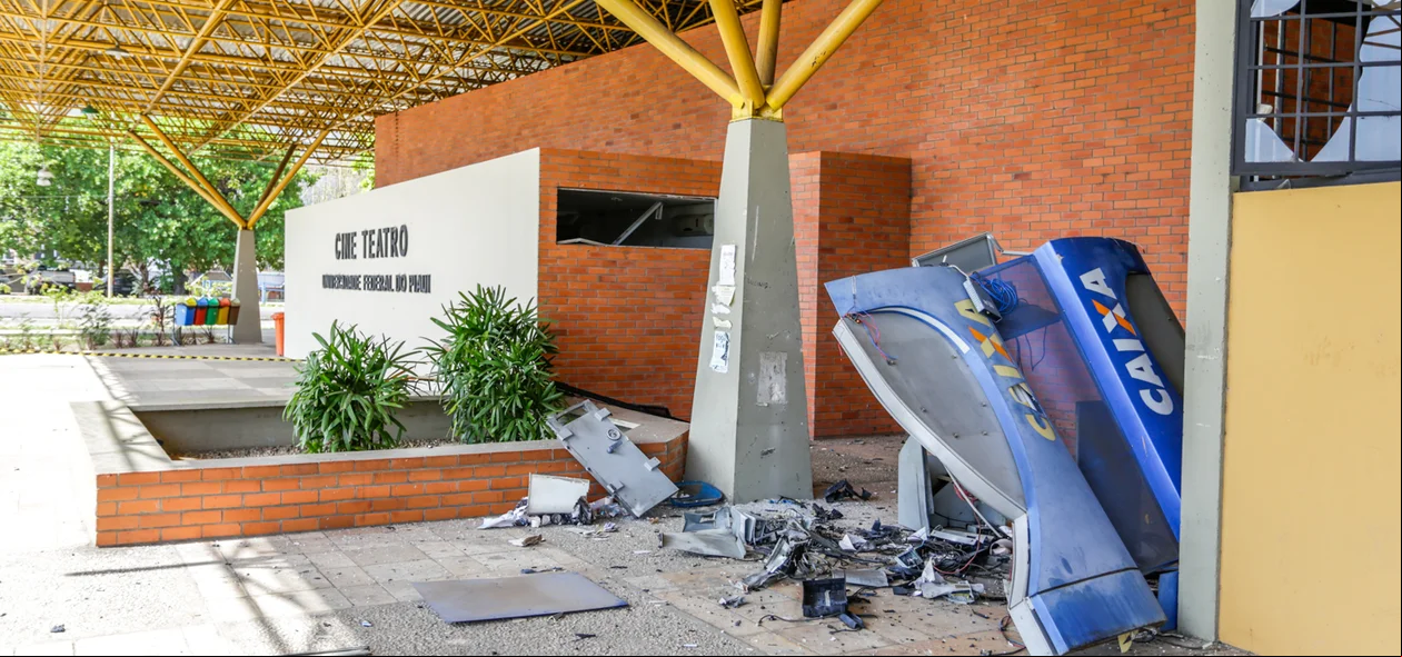O caixa eletrônico ficava ao lado do cine teatro da UFPI