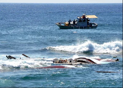 Barco naufragado após superlotação em barco com imigrantes