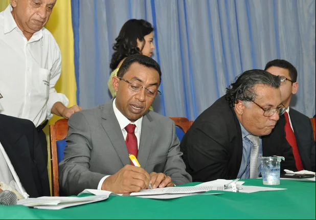 Joel Rodrigues toma posse na prefeitura de Floriano