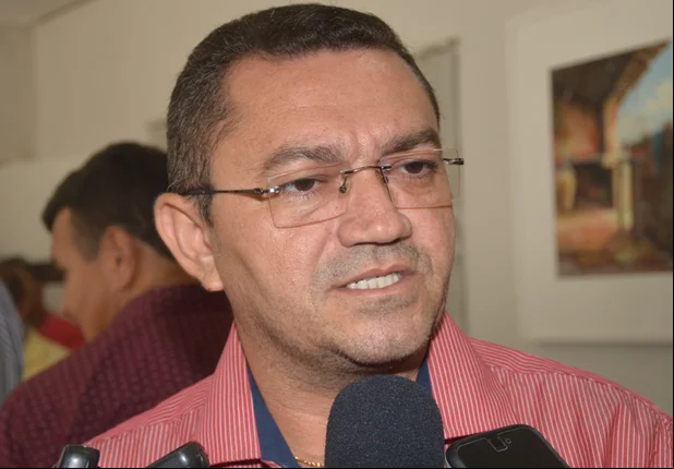 Padre Walmir nega rompimento com Araujinho