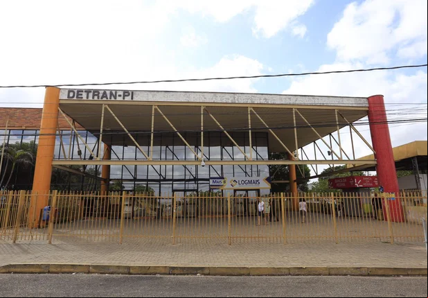 Bandidos explodem caixa eletrônico do Banco do Brasil no Detran