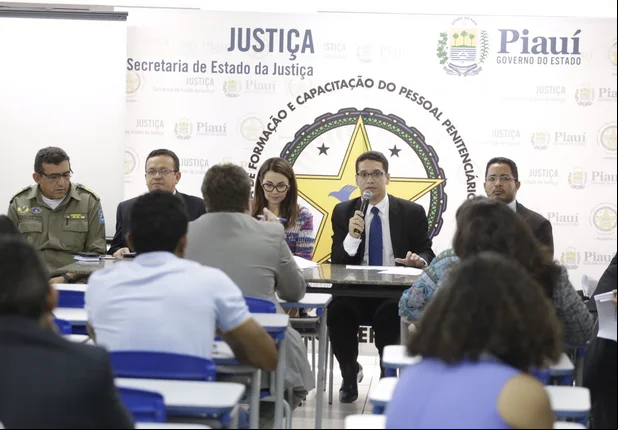 Secretário discute medidas para melhorar sistema prisional