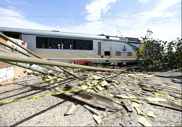 Metrô de Teresina descarrila e atinge muro de estação no Dirceu 