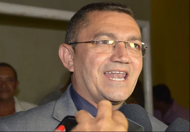 Padre Walmir acaba com expediente corrido nos órgãos municipais