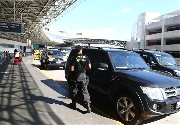 Polícia Federal espera no aeroporto Tom Jobim, no Rio de Janeiro, pelo empresário Eike Batista