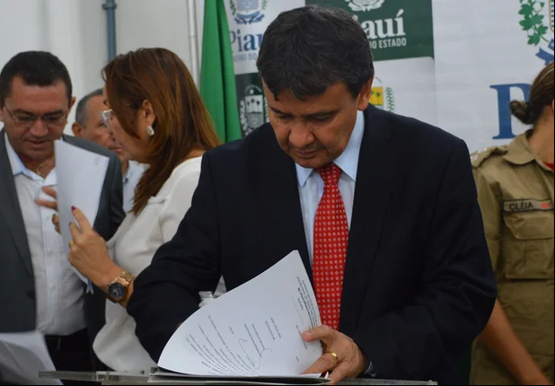 Governador assina ordem de serviços para recuperação da estrada Picos a Itainópolis