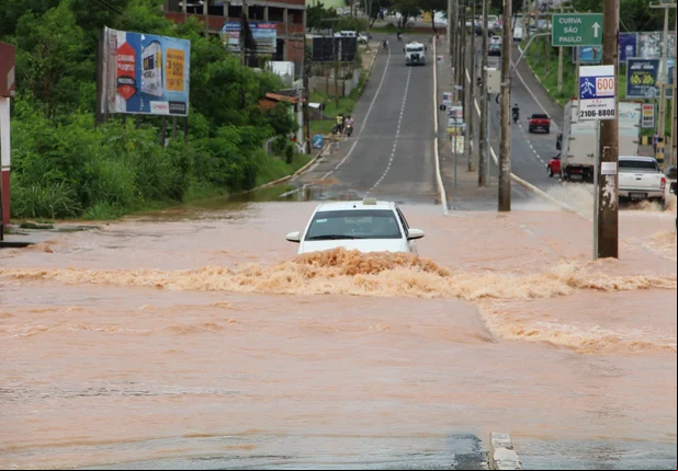 Trecho da Avenida Joaquim Nelson volta a alagar após chuvas
