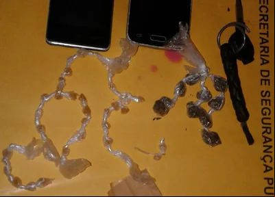 Polícia apreende suspeitos com 32 pedras análogas a crack