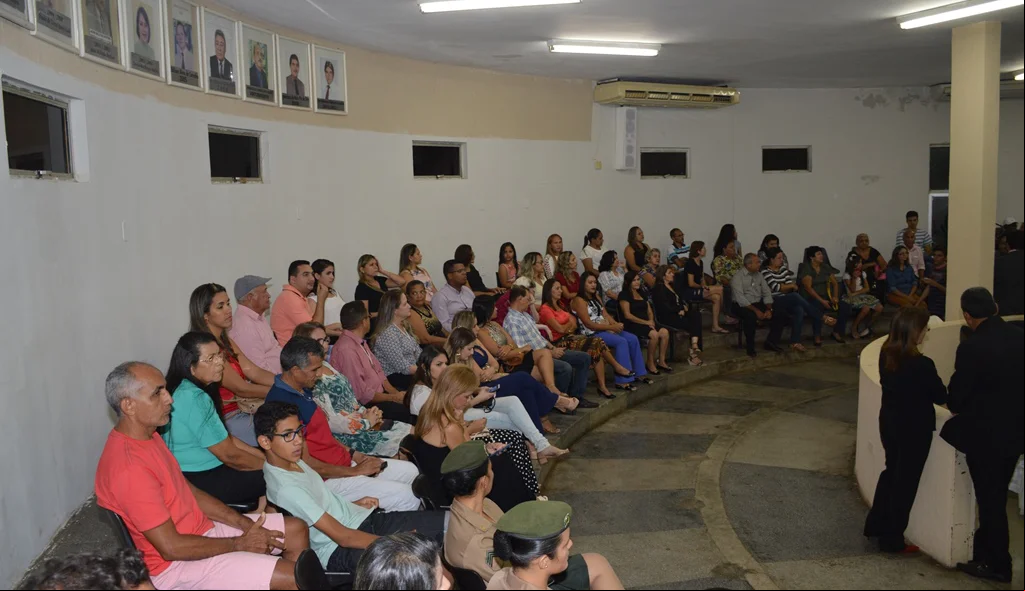 Sessão solene reúne público expressivo
