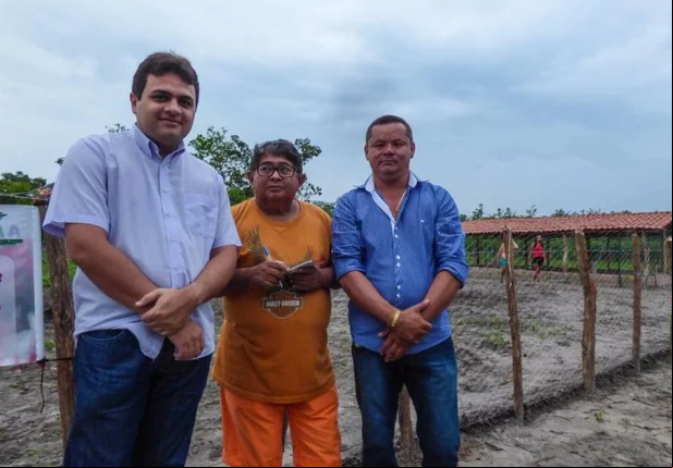 Prefeito de Cocal participa da entrega de casas em comunidade