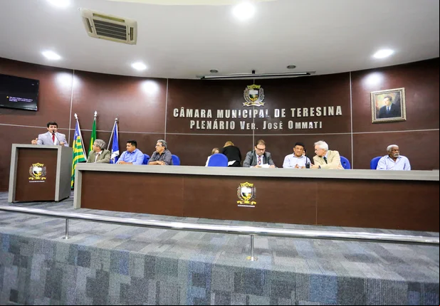 Taxistas se manifestam em audiência sobre Uber em Teresina