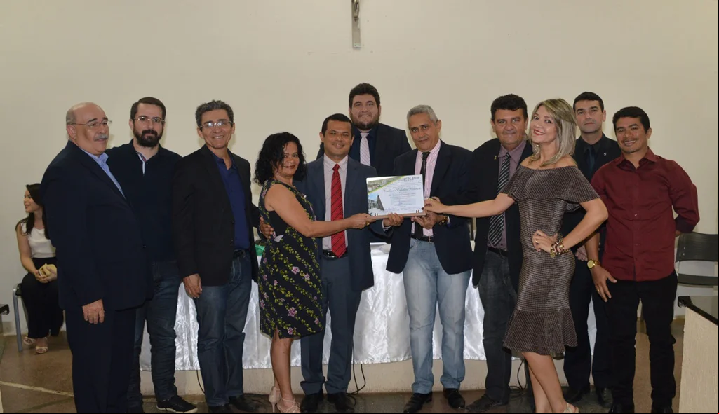 Momento da entrega da placa