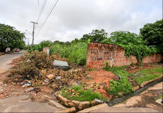 Moradores jogam lixo em terreno privado no Real Copagre