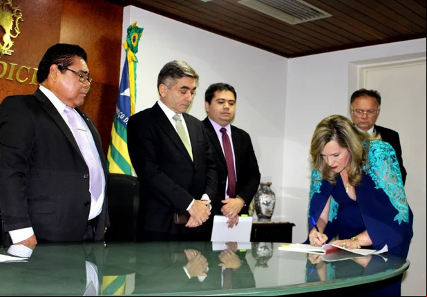 Juíza Lígia Sampaio assina termo de posse