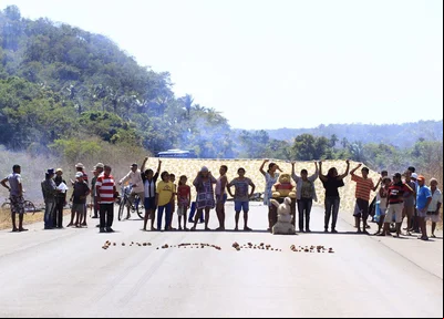 Moradores do assentamento interditaram a BR 343