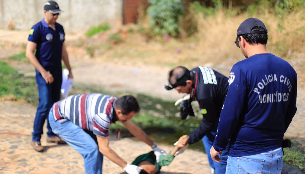 Perícia manuseando o corpo 