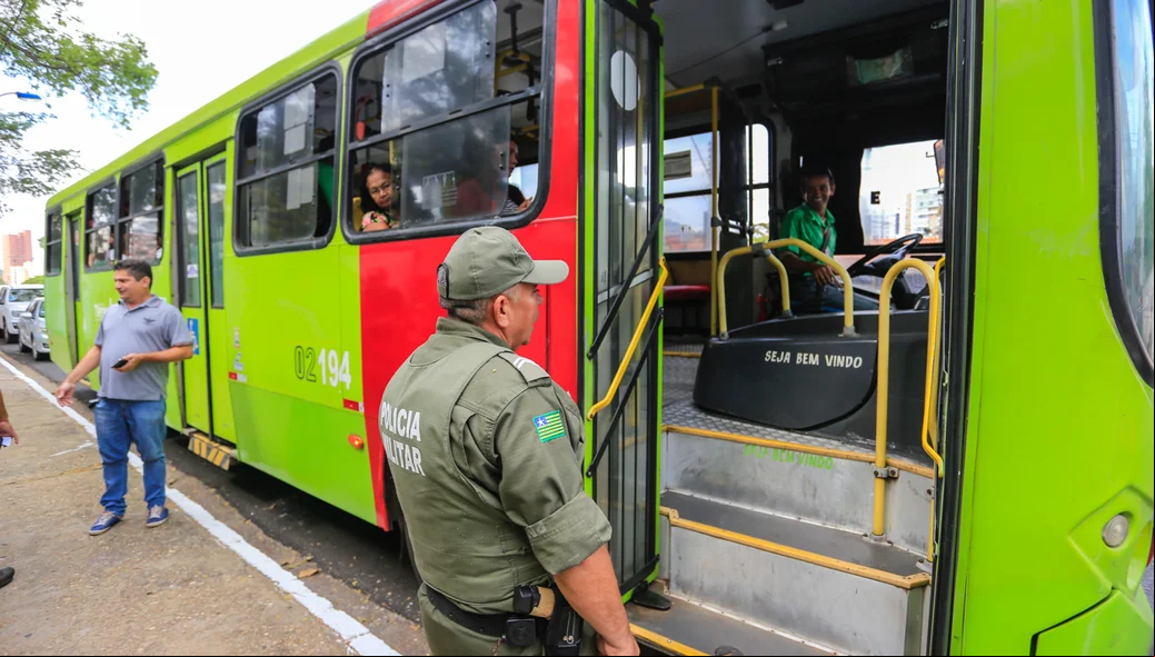 Policial fiscalizando no ônibus