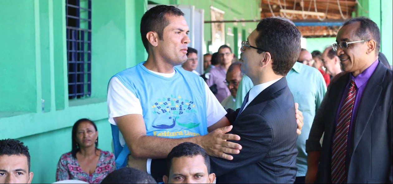 Daniel Oliveira cumprimenta detento
