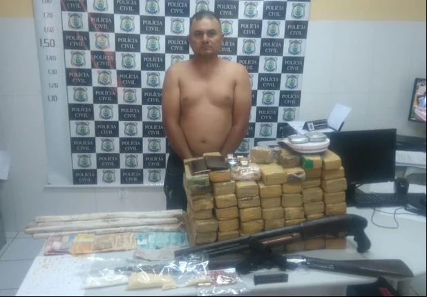 Polícia apreendeu drogas, armas e explosivos em posse de Esmael Carlos