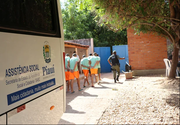 Menores envolvidos no estupro de Castelo participam do mutirão