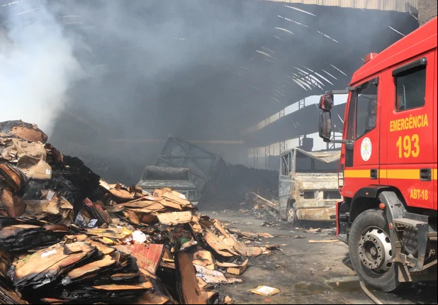 Incêndio atinge depósito de reciclagem na BR 316 em Teresina