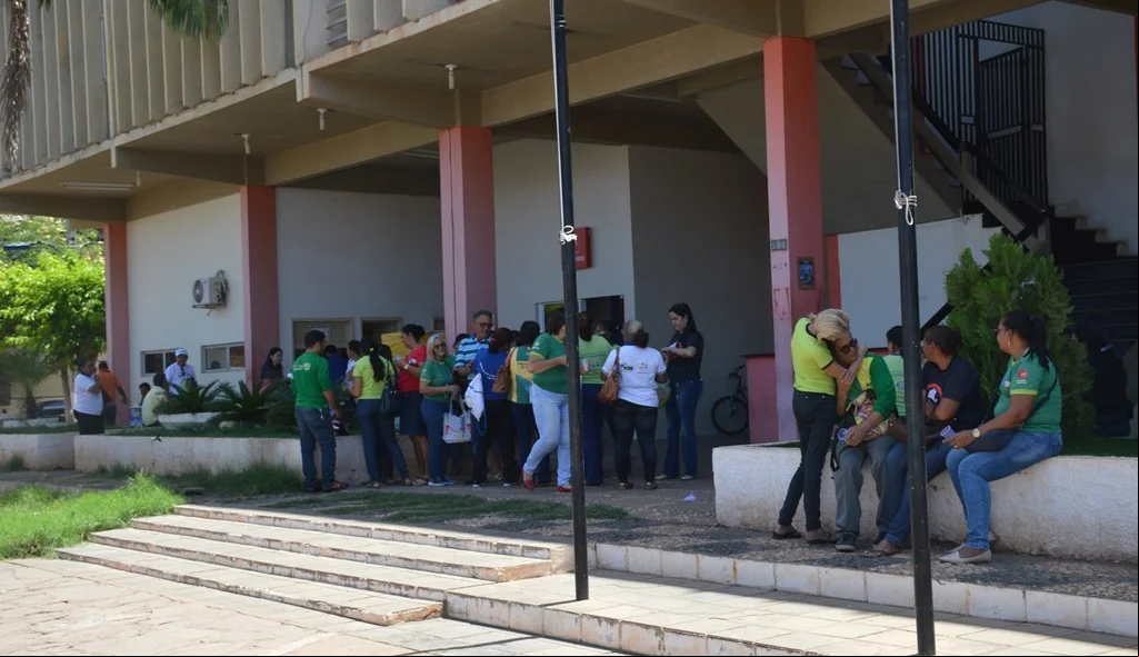 Manifestantes protestam em frente a Prefeitura