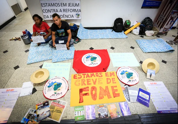 Casal faz greve de fome no aeroporto de Teresina