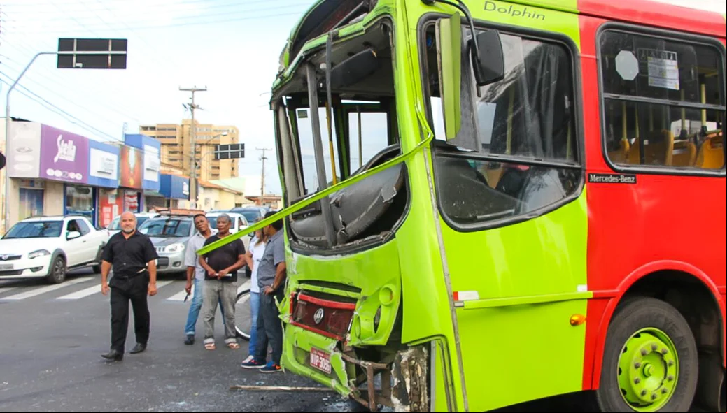 Ônibus envolvido no acidente