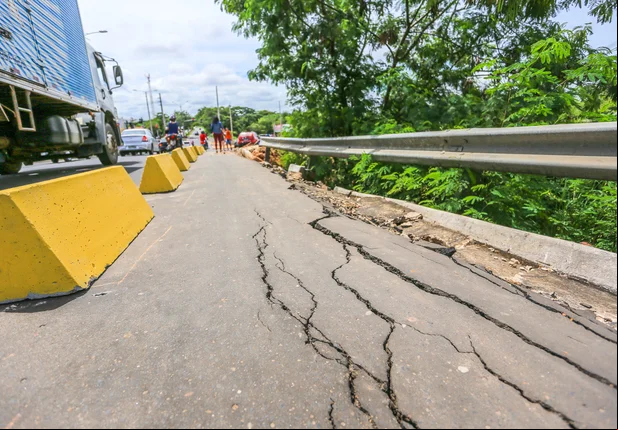 Via da alça da ponte Wall Ferraz segue interditada após rachadura