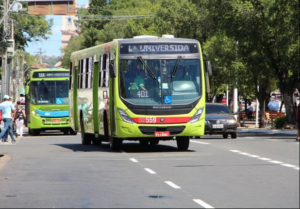Ônibus coletivo na Avenida Frei Serafim